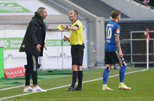 Hamburgs Sonny Kittel (rechts) steht bei vier Gelben Karten – bei einer weiteren im Hinspiel der Relegation gegen den VfB müsste HSV-Coach Tim Walter (links) im Rückspiel auf ihn verzichten. Foto: imago/Nordphoto