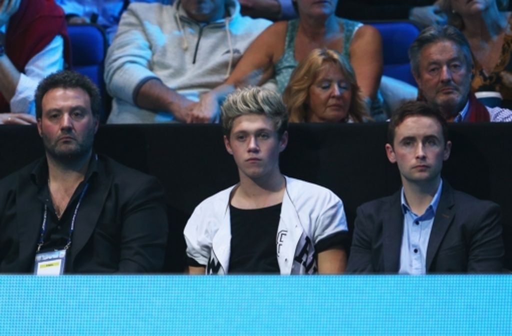 11. November 2013: Niall Horan (Mitte) von der Popband One Direction sieht sich in der O2-Arena in London das Tennis-Finale zwischen Rafael Nadal und Novak Djokovic an.