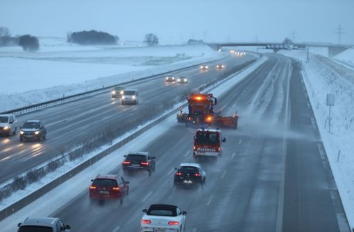 Schnee sorgte auf den Bundesstraßen und Autobahnen im Südwesten für Chaos. Foto: dpa