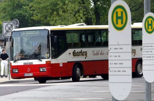 In Schwäbisch Hall hat ein 18-jähriger einen Unfall verhindert, indem er in einem führerlosen Bus hinters Steuer gesprungen ist. (Symbolbild) Foto: dpa