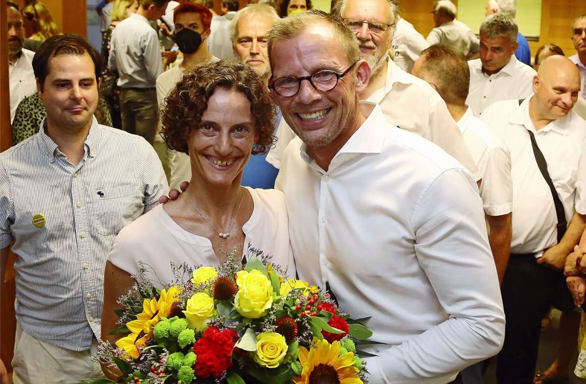 Uwe Skrzypek freut  sich mit seiner Frau Nathalie über den Wahlsieg. Foto: Ralf Poller/Avanti