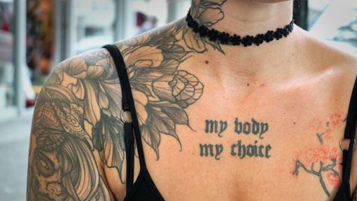 „Mein Körper, meine   Entscheidung“ hat sich Rapha auf die Brust tätowieren lassen. Über ihre Abtreibung mit 24 sagt sie heute: „Ich habe es nicht bereut.“ Foto: Maya Dempf Foto:  