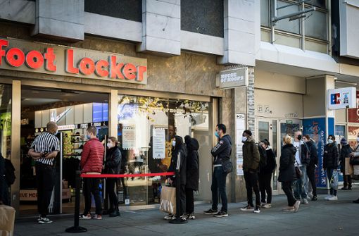 Ungewohnt lang sind die Warteschlangen vor den Geschäften in der Innenstadt am Black Friday. Foto: Lichtgut/Achim Zweygarth