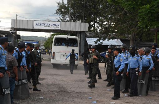 Polizisten beim Versuch, dem Treiben Einhalt zu gebieten Foto: AFP/ORLANDO SIERRA