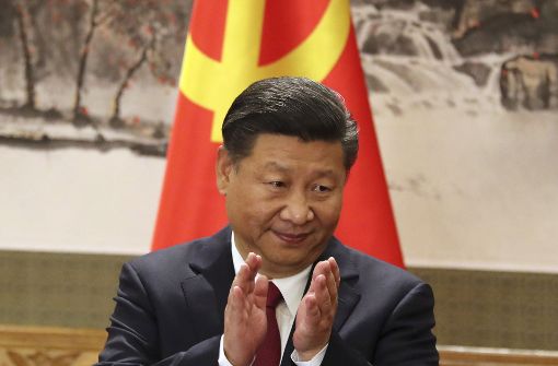 Das neue Zentralkomitee der Kommunistischen Partei Chinas bestätigte den Xi Jinping auf seinem ersten Plenum in Peking für weitere fünf Jahre im Amt des Generalsekretärs. Foto: AP