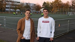 Die Brüder Luis (links) und Noah Bubeck haben den christlichen Fußballverein Kickers Plieningen gegründet. Foto: /Caroline Holowiecki