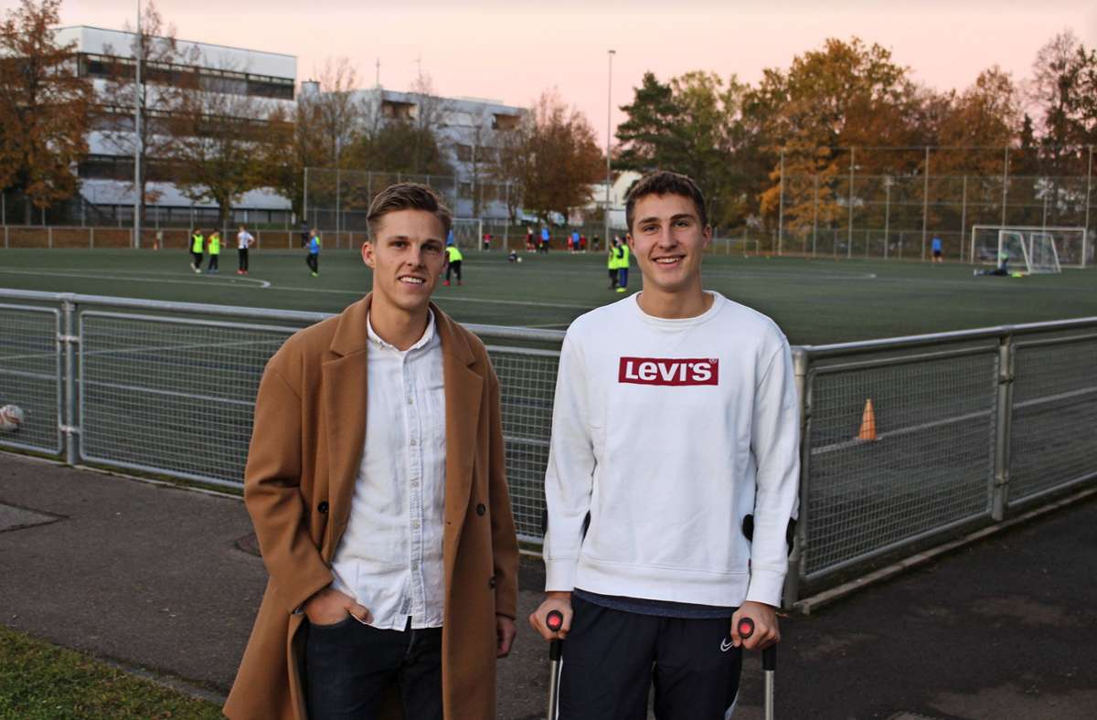 Die Brüder Luis (links) und Noah Bubeck haben den christlichen Fußballverein Kickers Plieningen gegründet. Foto: /Caroline Holowiecki