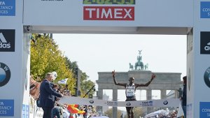 Der Kenianer Dennis Kimetto benötigte inoffizielle 2:02:57 Stunden für die 42,195 Kilometer lange Strecke beim Berlin-Marathon - Weltrekord. Foto: dpa
