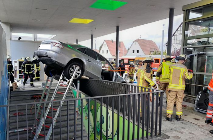 Freiberg am Neckar: Auto bleibt am Geländer im  Bahnhof hängen