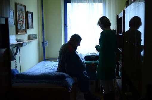 Betroffene  und ihre Angehörigen sollen künftig laut Gesundheitsminister Gröhe besser durch den Pflegedschungel geführt werden Foto: dpa