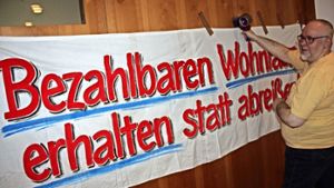 Bei der Versammlung der Mieterinitiative Zuffenhausen im Samariterstift Zuffenhausen zeigten  Bewohner der Keltersiedlung  Flagge und hängten Plakate auf. Foto: Georg Friedel