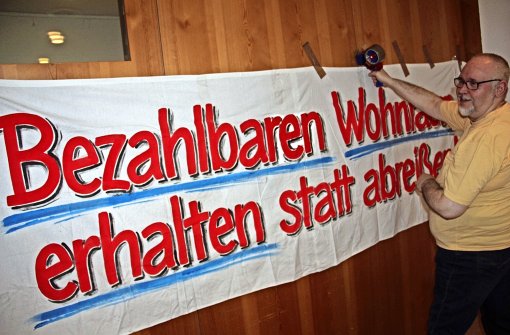 Bei der Versammlung der Mieterinitiative Zuffenhausen im Samariterstift Zuffenhausen zeigten  Bewohner der Keltersiedlung  Flagge und hängten Plakate auf. Foto: Georg Friedel