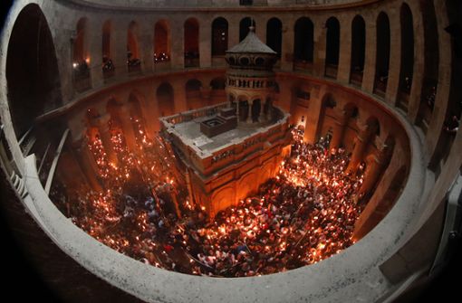 Ostern in der Grabeskirche: Christen feiern mit Prozessionen und Messen, und entzünden das Heilige Feuer. Foto: AFP