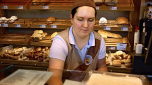 Elodie Burger an der Verkaufstheke der Bäckerei in Offenburg Foto: Bärbel Nückles