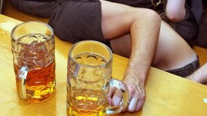 Diagnose Alkoholvergiftung: Immer häufiger landen Jugendliche nach einer Partynacht im Krankenhaus. Foto: dpa
