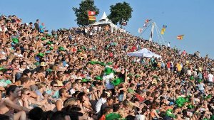 Das super Sommerwetter sorgt für Feierlaune und viele Besucher beim Karlsruher „Fest“. Die Veranstalter rechnen bei dem bis Sonntagabend dauernden Open-Air-Spektakel mit einem Besucherrekord. Im vergangenen Jahr wurden 225.000 Zuschauer gezählt. Foto: dpa