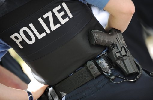Bei der Vorführung einer Dienstwaffe der Polizei in Bremerhaven hat sich ein Schuss gelöst und einen Journalisten getroffen. Foto: dpa