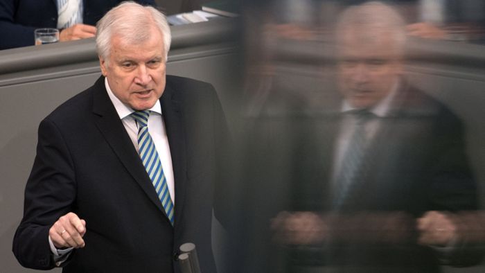 Seehofer steht Bundestagsausschuss Rede und Antwort