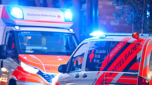 Der Rettungsdienst brachte den Mann mit schweren Verletzungen in eine Klinik. (Symbolfoto) Foto: IMAGO/Maximilian Koch