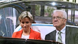 Wirtschaftsministerin Nicole Hoffmeister-Kraut und Winfried Kretschmann wollen mit EU-Geldern der Autobranche im Land beim Strukturwandel helfen. Foto: /Arne Dederts