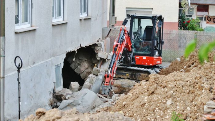 Bagger-Fahrer reißt Hauswand ein – Gebäude einsturzgefährdet