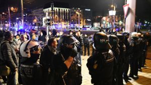 Demonstranten und Polizisten standen sich in der Mannheimer Innenstadt gegenüber. (Archivbild) Foto: dpa/René Priebe