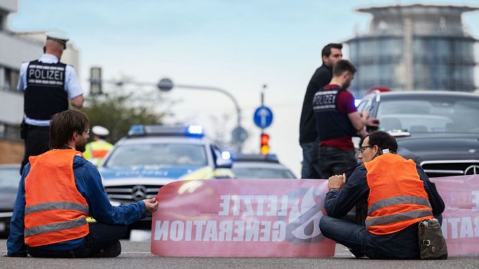 Blockadeaktion in Stuttgart: Drei Aktivisten, drei Kilometer Stau