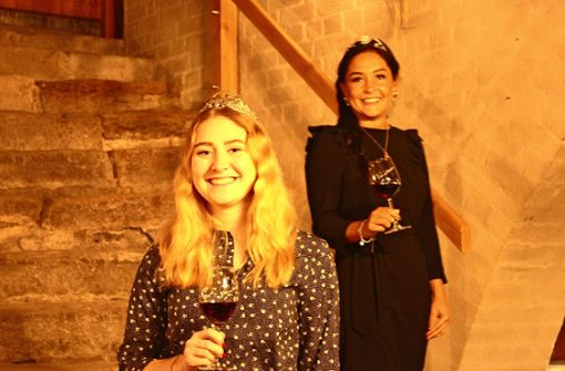Die Weinprinzessinnen Claudia I. und Franziska I. (von links) haben das Programm mitgestaltet. Foto: Stadt Beilstein
