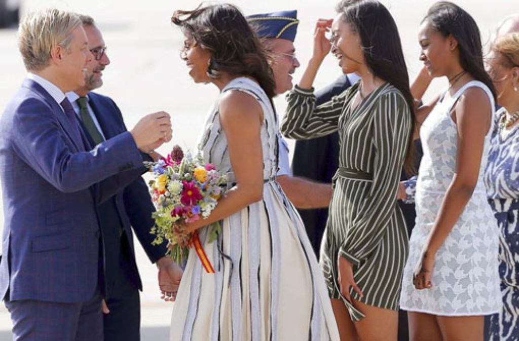 Juni 2016: In Madrid werden Michelle und ihre Töchter vom US-Botschafter in Spanien, James Costos, empfangen. später steht ein Treffen mit der spanischen Königin Letizia auf dem Programm.