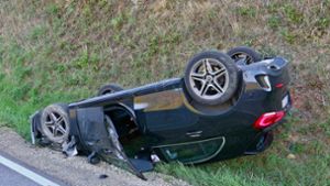 Unfall bei Stuttgart-Stammheim: 19-Jähriger kommt von Fahrbahn ab – Mercedes überschlägt sich