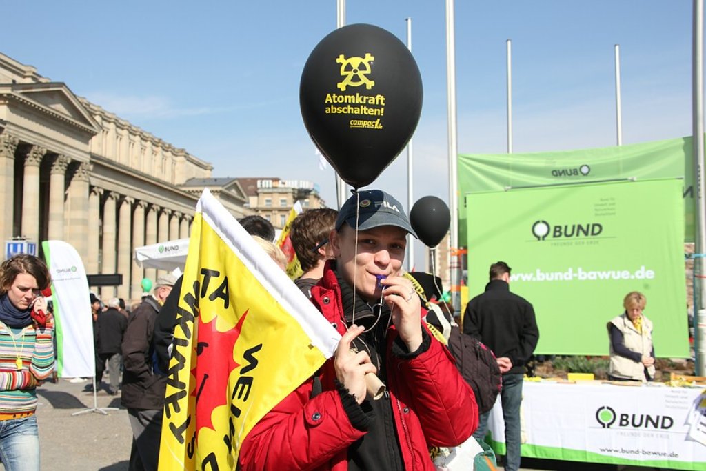 Rund 60.000 Atomkraftgegner haben laut Veranstalter am Samstag Geschlossenheit demonstriert für einen sofortigen Ausstieg aus der Atomenergie.