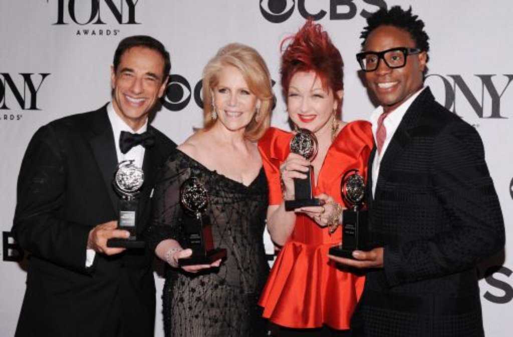 Stolz präsentieren die Tony-Award-Gewinner ihre Trophäen. Sängerin Cyndi Lauper (zweite von rechts) wurde für die Musik zum Erfolgsmusical Kinky Boots ausgezeichnet.