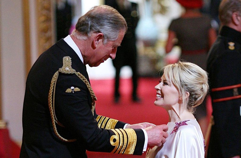 Im Jahr 2008 ist Minogue von Queen Elisabeth II. aufgrund ihrer Verdienste in der Musik in den „Order of the British Empire“ aufgenommen worden. Sie hat sogar die Ehrendoktorwürde in Gesundheitswissenschaften.