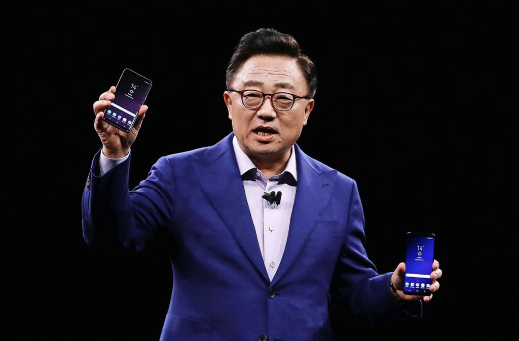 Auf der größten Mobilfunkmesse der Welt in Barcelona präsentiert Dong Jin Koh, Chef der Samsung-Mobilfunk-Sparte, am Sonntagabend  die neue Smartphone-Flaggschiffe S9 und S9+. Foto: AP