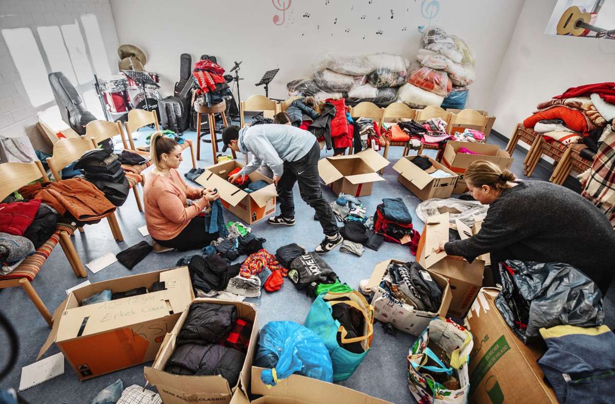 Bürger in Stuttgart wollen mit Kleidung helfen. Foto: Christoph Schmidt