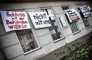 Plakativer Protest am Haus der Senioren in der Nürtinger Europastraße Foto: Ines Rudel