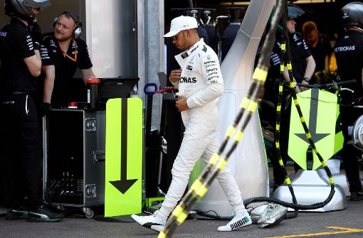 Frust pur: Lewis Hamilton verlässt nach dem Aus im Qualifying die Mercedes-Garage. Foto: AFP