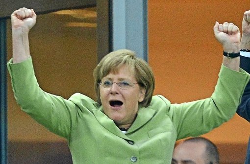 Merkel feiert bei der letzten EM den 1:0- Treffer der Deutschen über Griechenland Foto: dpa