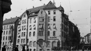 Soldaten? Zwangsarbeiter? Aus dem Bild erschließt sich nicht ganz klar, wer hier über den Rosenbergplatz marschiert. Aber es ist ein Bild, das für das seltsame Jahr 1942 in Stuttgart steht. Foto: / Stadtarchiv