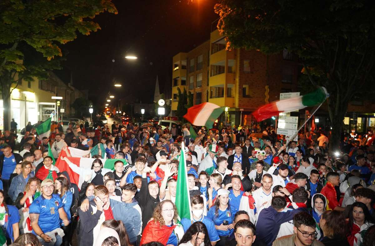 Wie hier in Fellbach feierten hunderte italienische Fans ausgelassen.
