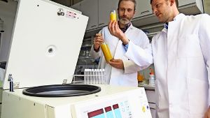 Die Lebensmitteltechnologen Ralf Schweiggert und Julian Aschoff  (rechts) untersuchen im Labor eine Orangensaft-Probe Foto: Julia Barnerßoi