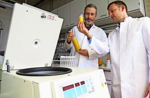 Die Lebensmitteltechnologen Ralf Schweiggert und Julian Aschoff  (rechts) untersuchen im Labor eine Orangensaft-Probe Foto: Julia Barnerßoi