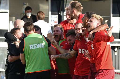Die Party des 1. FC Köln begann schon im Stadion von Holstein Kiel. Foto: dpa/Carmen Jaspersen