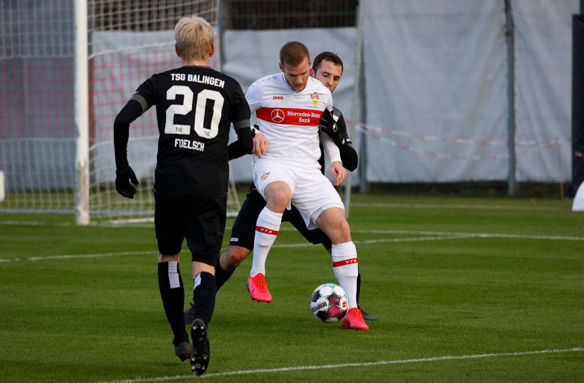 VfB-Stürmer Eric Hottmann behauptet den Ball.