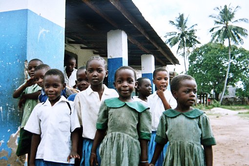 Eine Gruppe von Kindern steht vor einem Waisenhaus in Kenia. Viele von ihnen haben ihre Eltern durch Aids verloren oder werden auf der Straße aaufgegriffen. Ein kleiner Waise aus Nairobi soll bald ein neues Zuhause im Raum Stuttgart bekommen... Foto: dpa