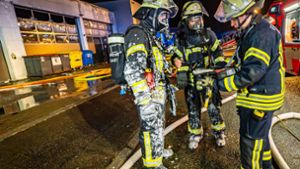 Die Brandbekämpfung hinterlässt Spuren bei den Einsatzkräften. Foto: 7aktuell.de/Alexander Hald