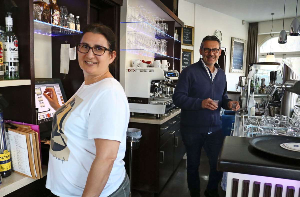 Chris Sidi und Spiros Kapouranis bewirten das Café Moser seit 30 Jahren.