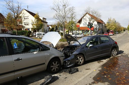 Auf der  Kreuzung zur Gronauer Straße  in Oberstenfeld  hat sich am Mittwoch  gegen 11.55 Uhr  ein Frontalzusammenstoß ereignet. Foto: KS-Images.de