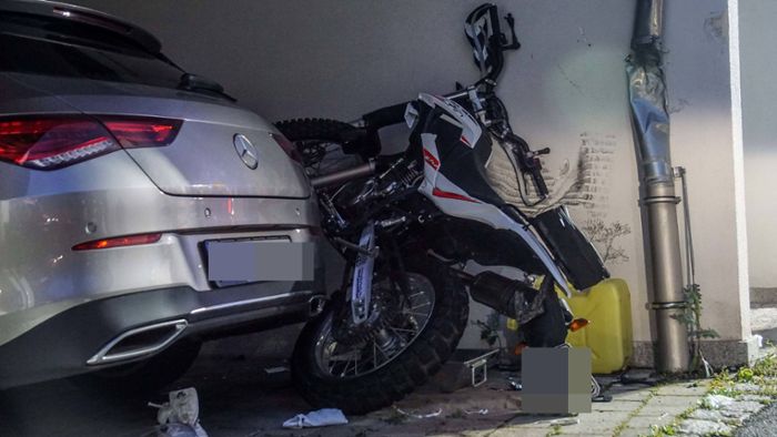 18-jähriger Motocross-Fahrer kracht in Garage