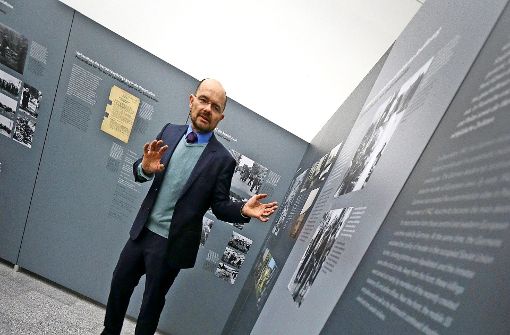 Ulrich Baumann führt durch die neue Ausstellung im Staatsarchiv, die sich mit den Judenmorden in den Sowjetgebieten beschäftigt. Foto: factum/Granville